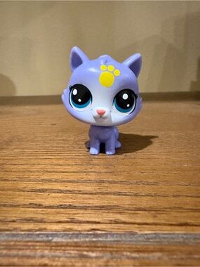 Littlest Pet Shop Purple Kitty Figure with Blue Eyes and Yellow Paw Mark